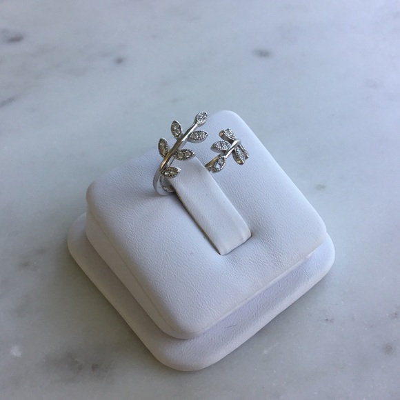 Don’t miss this deal! $18 Firm! Cz Leaf Sterling Silver Ring - Picture 3 of 12